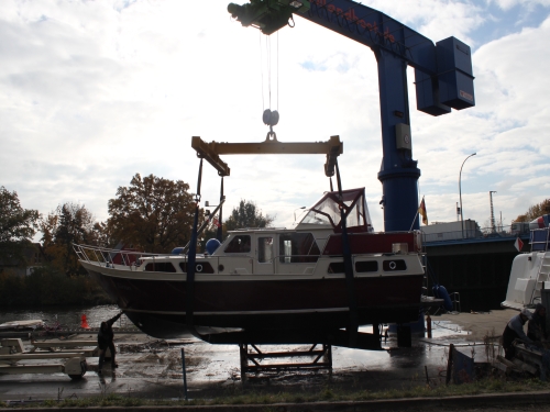 Neuer Kran bei Hollandboot in Berlin - Winterlager in Berlin